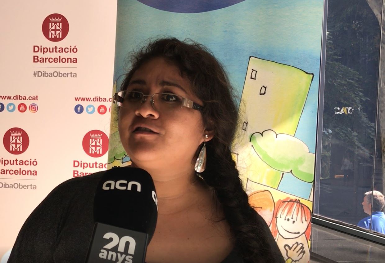 Mexican Diario Alternativo journalist Yanely Fuentes speaking to Catalan News at a 'Cities defending humans rights' event (by Cristina Tomàs White)